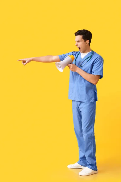 Protestando Médico Masculino Com Megafone Sobre Fundo Cor — Fotografia de Stock