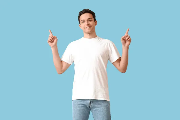 Handsome Young Man Stylish Shirt Pointing Something Color Background — Stock Photo, Image