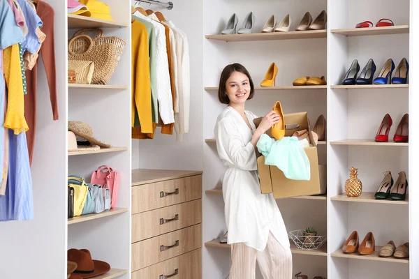 Giovane Donna Che Organizza Vestiti Guardaroba — Foto Stock