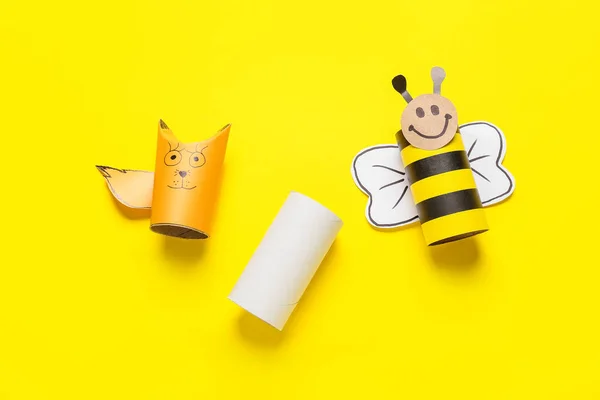 Verschillende Figuren Van Karton Buizen Voor Toiletpapier Gele Achtergrond — Stockfoto