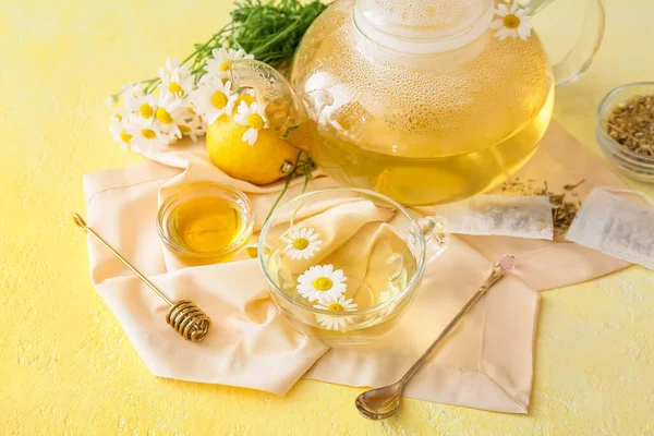 Teekanne Und Tasse Leckerer Kamillentee Blumen Und Honig Auf Farbigem — Stockfoto
