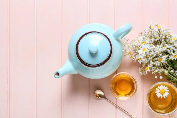 ティーポットとカップの新鮮なカモミールティー蜂蜜と色の木製の背景 — ストック写真