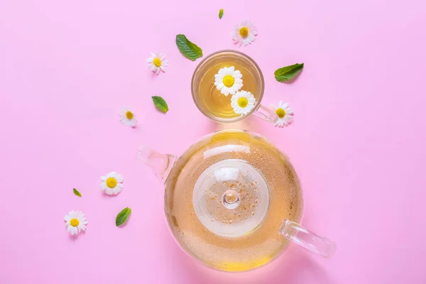 Чайник Чашка Вкусного Ромашкового Чая Цветами Цветном Фоне — стоковое фото