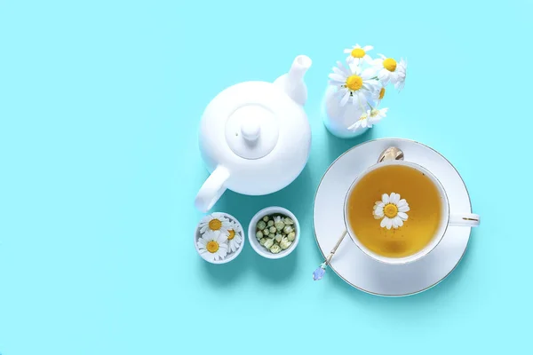 Teiera Tazza Naturale Camomilla Con Fiori Sfondo Colore — Foto Stock