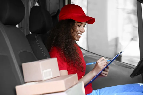 Afro Amerikanischer Kurier Einer Lieferfirma Sitzt Auto — Stockfoto