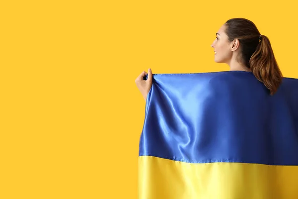 Молодая Женщина Украинским Флагом Цветном Фоне — стоковое фото
