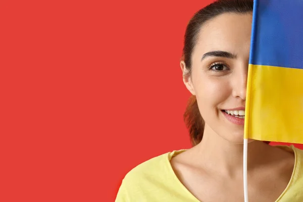 Gelukkig Jong Vrouw Met Oekraïense Vlag Kleur Achtergrond — Stockfoto