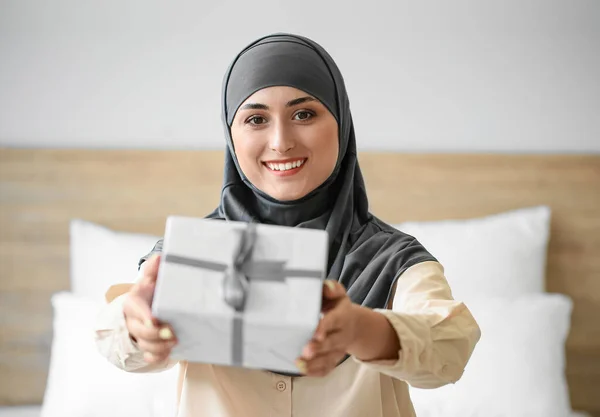 Junge Muslimin Mit Geschenk Hause — Stockfoto