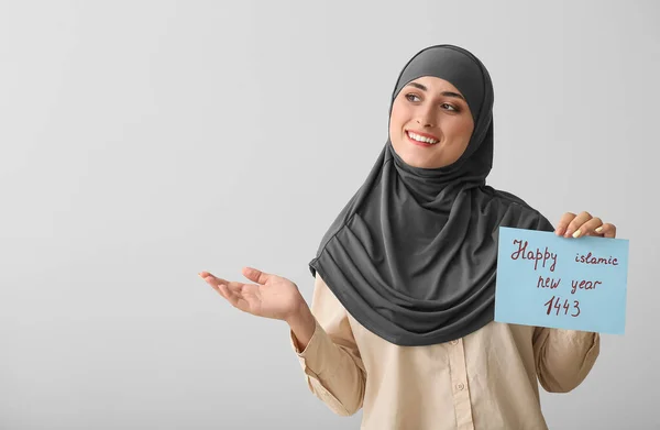 Fiatal Muszlim Üdvözlőkártyával Iszlám Újév Szürke Háttér — Stock Fotó