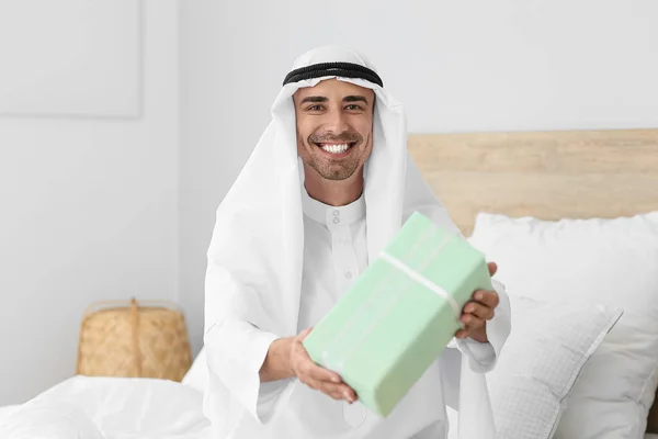 Junger Muslim Mit Geschenk Hause — Stockfoto