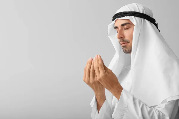 Praying Muslim Man Grey Background — Stock Photo, Image