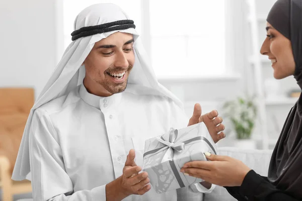 Young Muslim Woman Greeting Her Husband Home — Stock Photo, Image