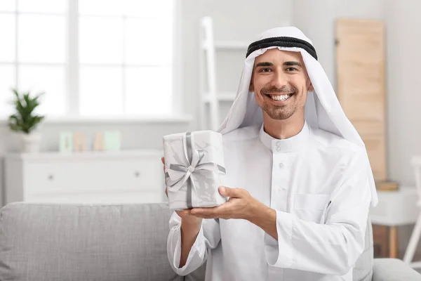 Junger Muslim Mit Geschenk Hause — Stockfoto