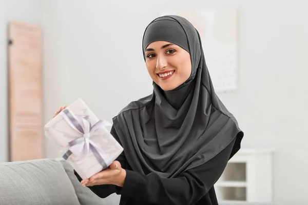 Junge Muslimin Mit Geschenk Hause — Stockfoto