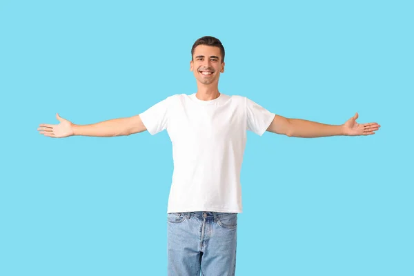 Hombre Joven Guapo Elegante Camiseta Sobre Fondo Color — Foto de Stock