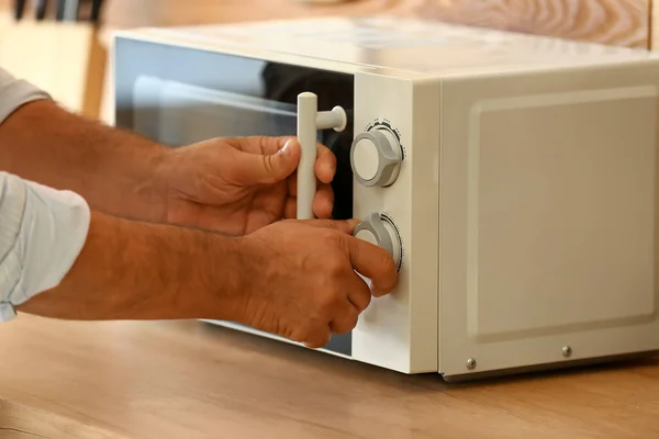 Pria Dewasa Memanaskan Makanan Dalam Oven Microwave Closeup — Stok Foto