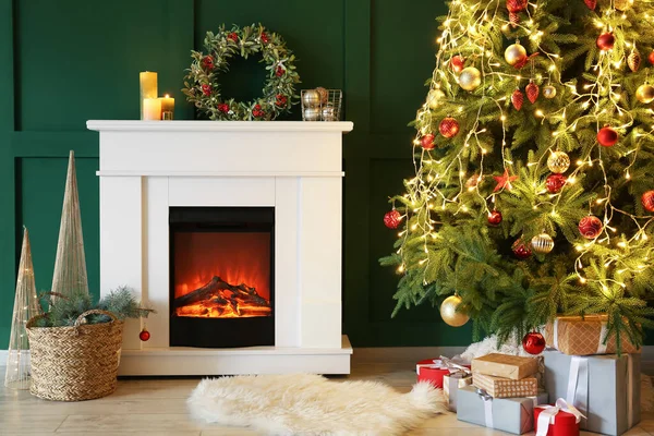 Interior Hermosa Habitación Con Chimenea Decorada Para Navidad — Foto de Stock