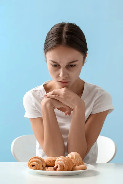 Mujer Joven Mesa Contra Fondo Color Concepto Anorexia —  Fotos de Stock