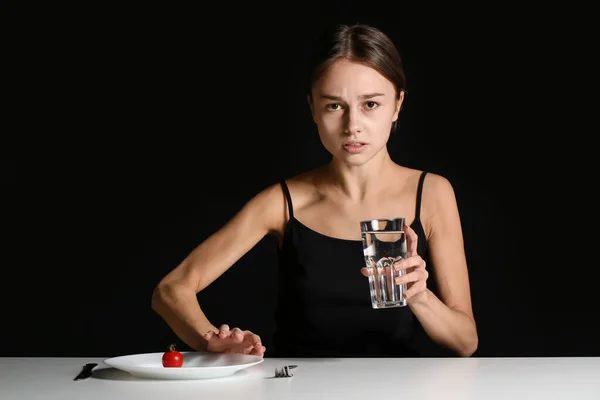 年轻女人在黑暗的背景下拒绝吃饭 厌食症概念 — 图库照片