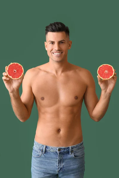 Молодой Человек Грейпфрутом Цветном Фоне День Вегана — стоковое фото
