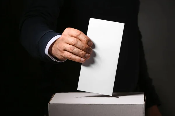 Uomo Votante Vicino Alle Urne Sfondo Scuro — Foto Stock