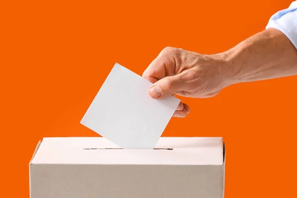 Głosujący Człowiek Pobliżu Urny Głosowania Tle Koloru — Zdjęcie stockowe