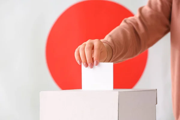 Mulher Votante Perto Urna Contra Bandeira Japão — Fotografia de Stock