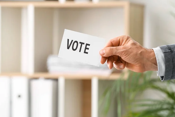 投票所でテキスト投票で紙を保持男 — ストック写真