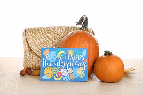 Ψάθινη Τσάντα Κολοκύθες Φουντούκια Και Κάρτα Κείμενο Happy Thanksgiving Μπεζ — Φωτογραφία Αρχείου
