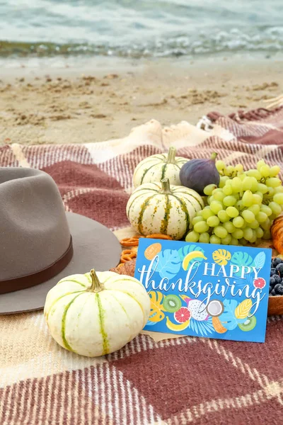 味道鲜美的食物 毛毡帽子和卡片 上面写着Happy Thanksgiving在沙滩上 — 图库照片