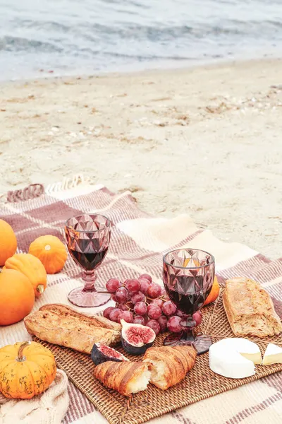 Elegantes Copas Vino Deliciosa Comida Playa —  Fotos de Stock