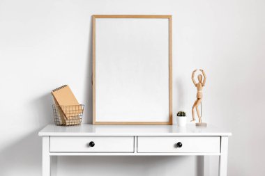 Işık duvarının yanında çerçeve ve dekorla şık bir tablo