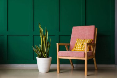 Rahat ahşap koltuklu ve çiçekli bir oturma odası.