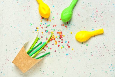 Balonlu şenlik kompozisyonu ve hafif arka planda konfeti