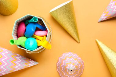 Parti şapkaları ve balon rengi arka planlı kutu