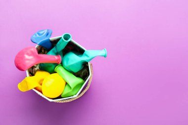 Renkli arka planda parti balonları olan kutu