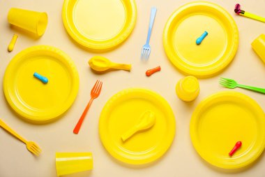 Plastik tabaklar ve hava balonları olan bir parti masası.