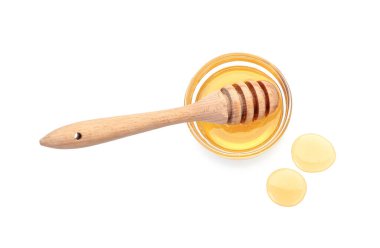 Beyaz arka planda tatlı bal ve dipper kaplı cam kavanoz.