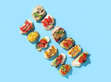 Farklı renkte vejetaryen bruschetalar.