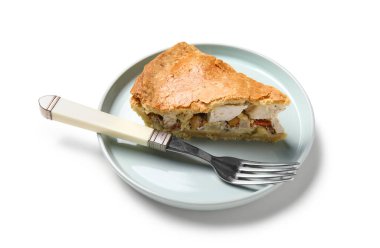 Beyaz arka planda bir parça lezzetli tavuklu turta.