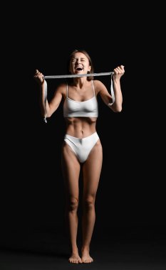 Geçmişi koyu renk şeritli stresli bir kadın. Anoreksi kavramı