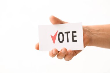 Beyaz arkaplanda metin VOTE ile el ele tutuşan kağıt