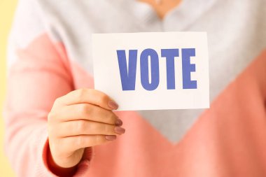 Elinde metin olan kadın VOTE, yakın plan