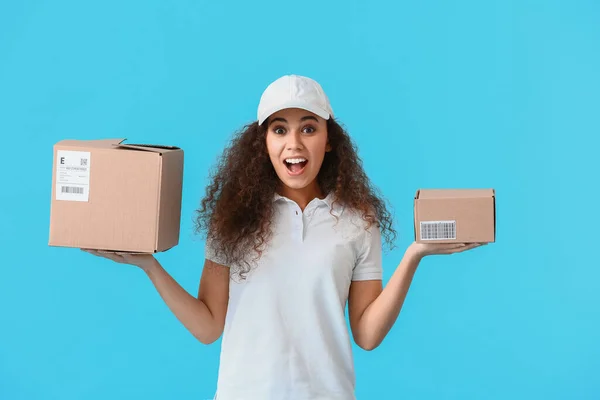 Female African American Courier Parcels Color Background — Stock Photo, Image