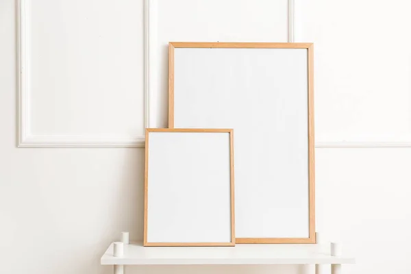 Weißer Tisch Mit Leerem Posterrahmen Neben Stilvoller Lichtwand — Stockfoto