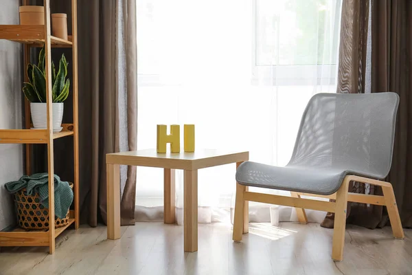 Asztal Dekorációs Elemek Közelében Elegáns Fotel Belső Világos Nappali — Stock Fotó