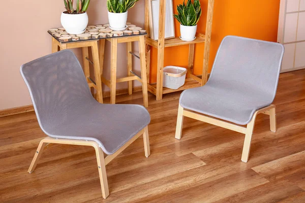 Gemütliche Sessel Inneren Des Stilvollen Wohnzimmers Mit Farbwand — Stockfoto