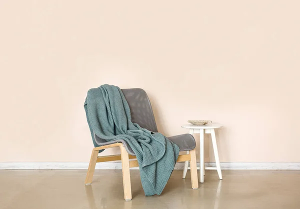 Gemütliche Sessel Mit Karierten Nahe Lichtwand — Stockfoto