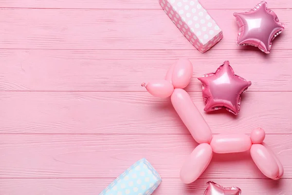 Renkli Ahşap Arka Planda Köpek Şekilli Balon Hediye Kutuları — Stok fotoğraf