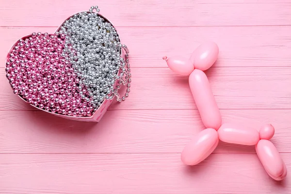 Ballong Boks Formet Som Rosa Hund Med Festperler Farget Trebakgrunn – stockfoto